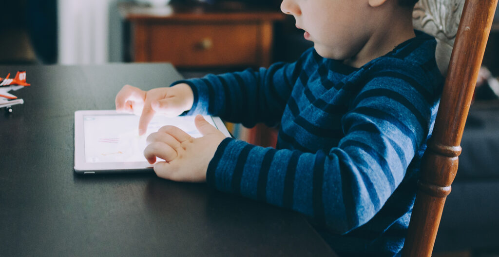 Child_Looking_At_iPad